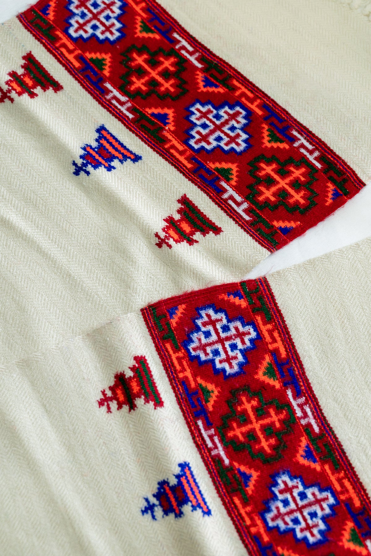Handwoven Kinnauri Muffler - White